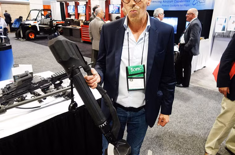 Súng cối này được gọi là iMortar, trang bị thiết bị hiển thị tầm xa thể lỏng. Súng có 2 cách bắn, thủ công và truyền thống. Súng cối dài khoảng 90 cm, nặng khoảng 5kg.