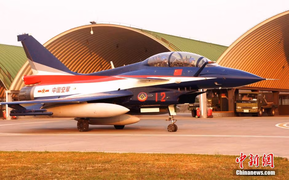 Phi đội Bát Nhất được trang bị tiêm kích J-10 - được đánh giá là loại máy bay có khả năng bay trình diễn tuyệt nhất hiện nay của Trung Quốc và được mệnh danh là "Mãnh Long".