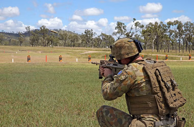 Binh sĩ Lục quân Australia bắn thử khẩu F90.