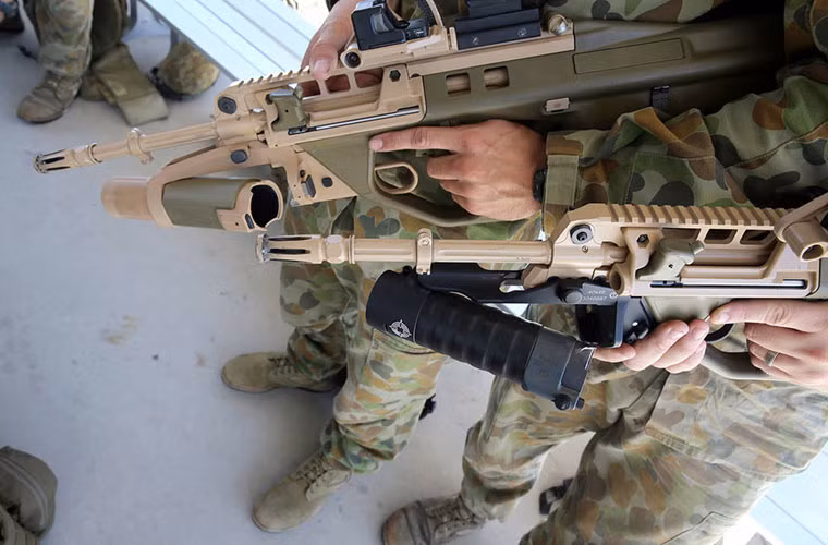 Bộ Quốc phòng Australia đã trao đơn hàng sản xuất số lượng nhỏ súng trường F90 cho hãng Thales Australia vào tháng 9/2014. Khẩu súng này được kỳ vọng là sẽ thay thế khẩu F88 Austeyr phục vụ từ lâu trong Quân đội Australia.