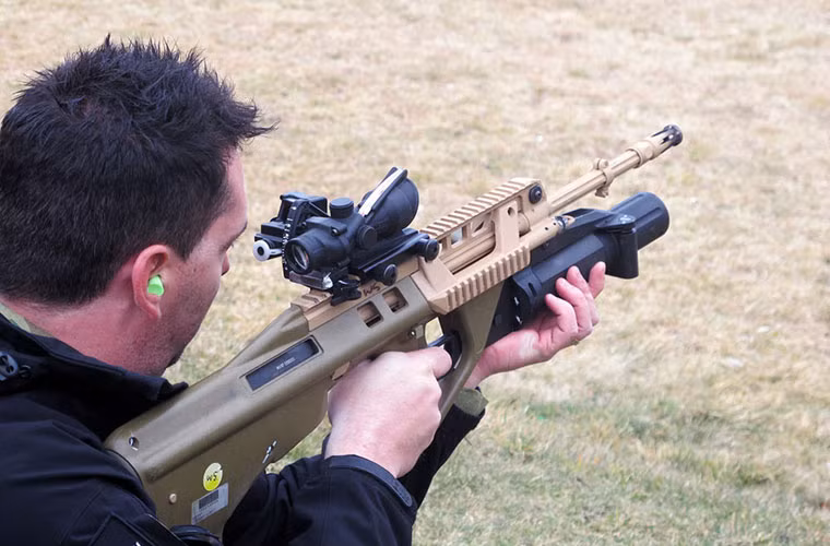 Súng trường tiêu chuẩn F90 nặng 3,25 kg, nòng dài 407 mm, có độ tin cậy cao và thời gian bắt mục tiêu nhanh. Thân súng thiết kế nhiều rail gá thêm đồ.