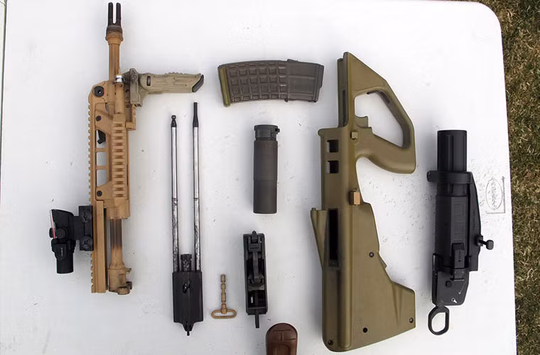 Cận cảnh các bộ phận của súng F-90 được tháo rời, cho thấy những thiết kế tinh vi của súng trường này.