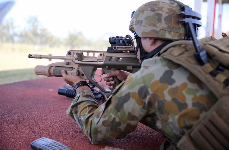 Ngoài mẫu tiêu chuẩn, Thales đã sẵn sàng các biến thể của súng F90 gồm: F90M (Marksman) được trang bị nòng dài hơn (508 mm) và nặng 3,39 kg; F90(G) sẽ nặng 4,1 kg và F90CQB có nòng ngắn 360 mm.