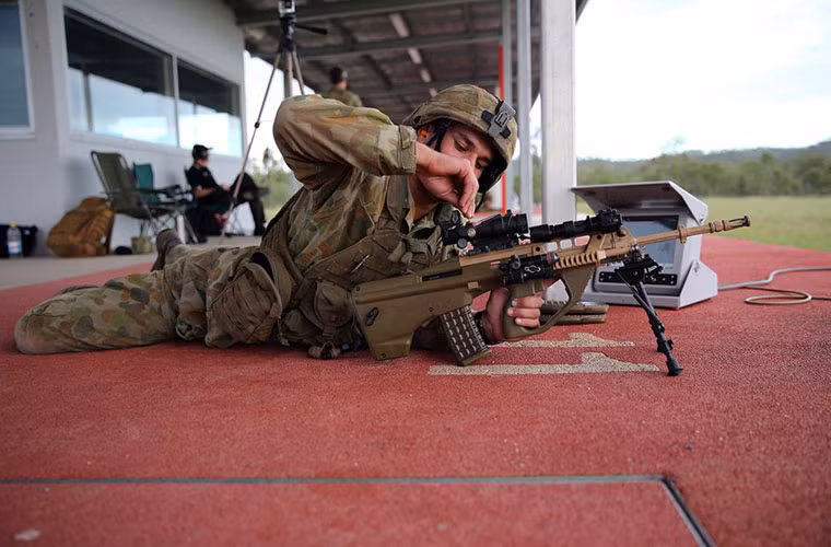 Súng trường tấn công F90 sử dụng cỡ đạn 5.56x45 NATO, với băng đạn 30 viên, súng có tốc độ bắn 850 viên/phút.