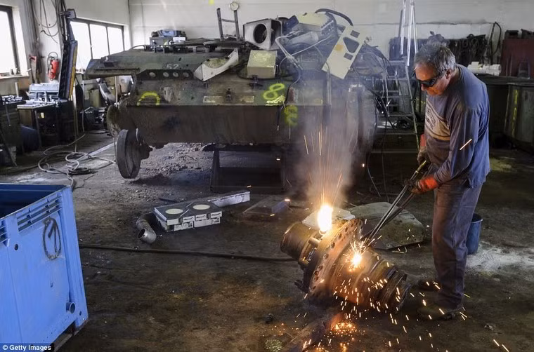 Sử dụng mũi khoan hàn nóng chảy các bộ phận.