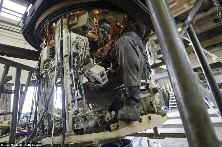 Tháo từng chi tiết nhỏ trong tháp pháo.