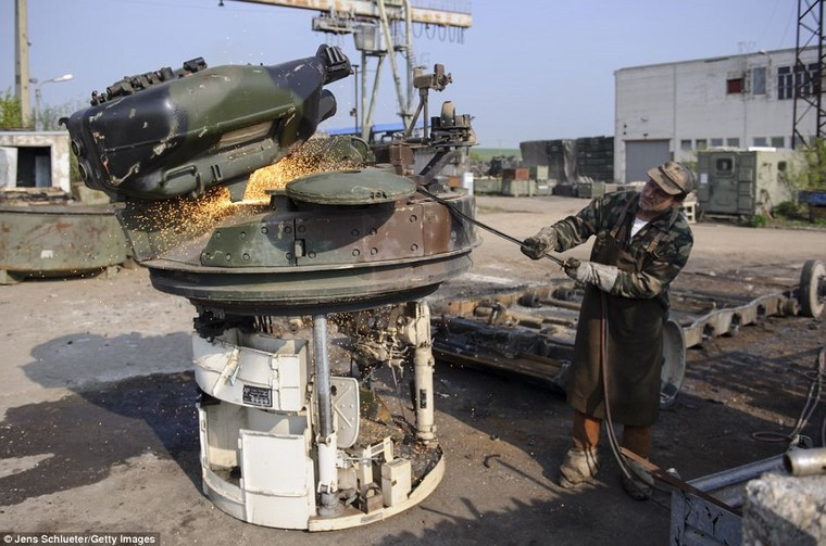 Tháp pháo xe thiết giáp chiến đấu Marder đang được tháo dỡ.