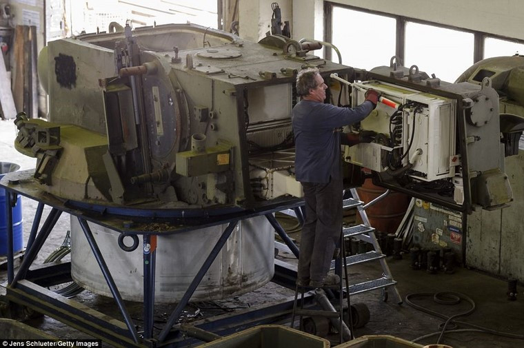 Một công nhân đang thực hiện việc pháo giữ tháp pháo xe tăng Leopard.