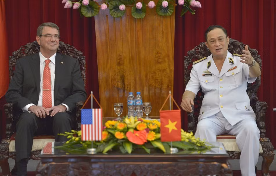 Tiếp Bộ trưởng Quốc phòng Mỹ tới thăm Bộ tư lệnh Hải quân Nhân dân Việt Nam là Đô đốc Nguyễn Văn Hiến, Tư lệnh Quân chủng Hải quân.