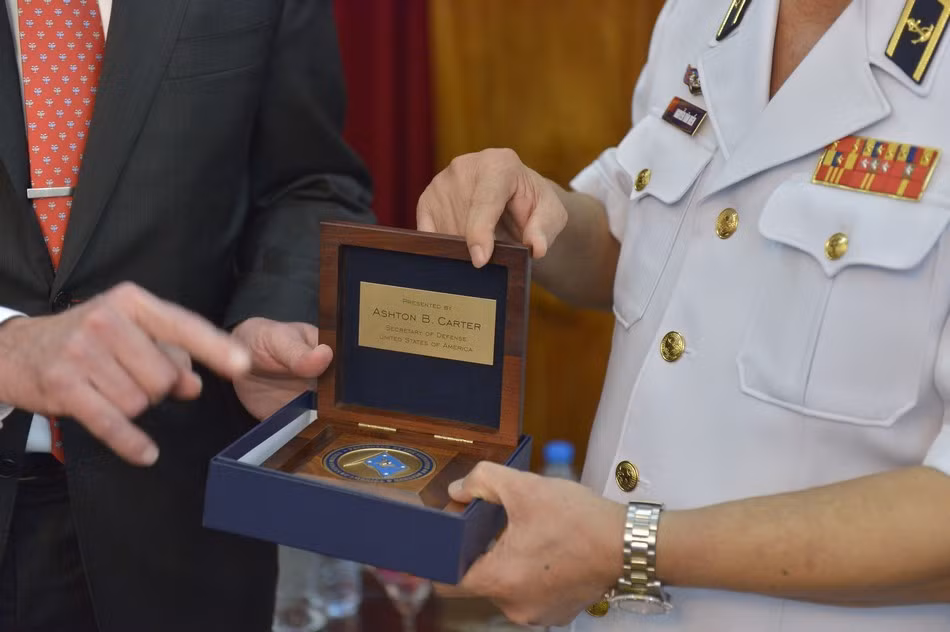 Đáp lại Bộ trưởng Quốc phòng Mỹ cũng đã có quà tặng lưu niệm cho Bộ Tư lệnh Hải quân Việt Nam.