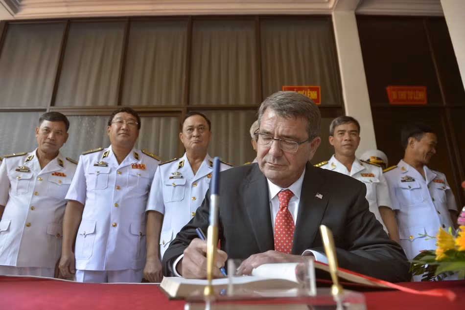 Trong ngày, Bộ trưởng Quốc phòng Mỹ Ashton Carter cũng thăm Bộ Tư lệnh Hải quân Việt Nam. Ảnh: ông Ashton Carter đang viết những dòng cảm nghĩ khi tới thăm lực lượng Hải quân Việt Nam.