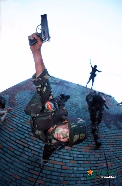  Súng lục CF07 được trang bị cho lực lượng đặc nhiệm Trung Quốc, có trọng lượng khoảng 0,62kg, dài 160mm (nòng súng dài 92mm).