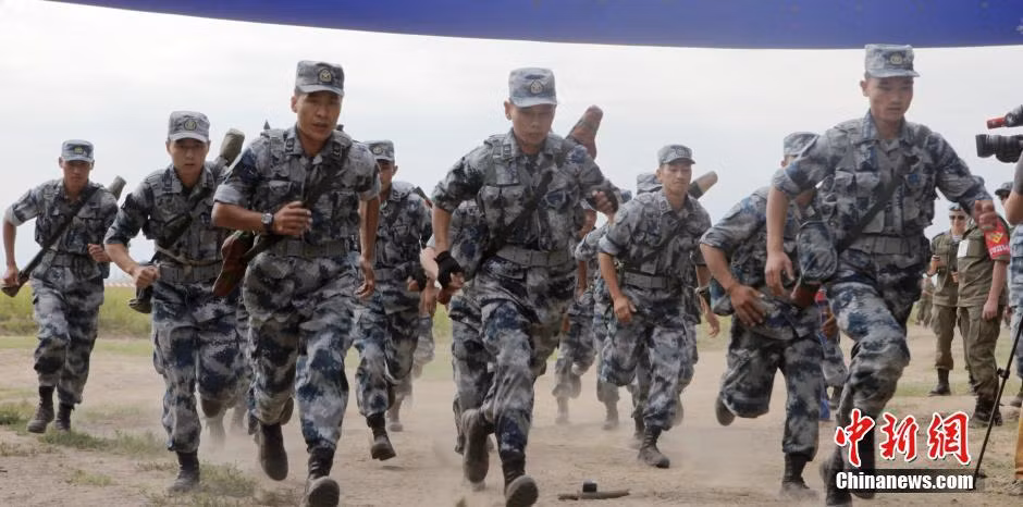 Trong phần thi dành cho lính dù còn đòi hỏi cả kỹ năng di chuyển quân thần tốc. Ảnh: đội lính dù Trung Quốc đang nhanh chóng di chuyển.
