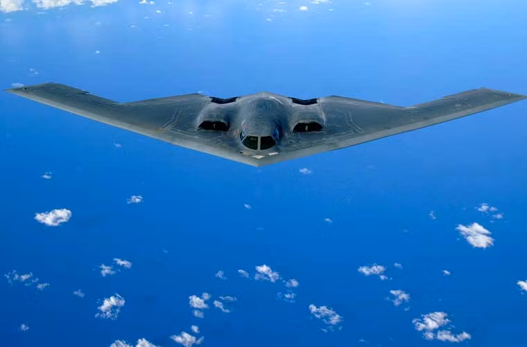 Máy bay B-2 trong điều kiện không tiếp nhiên liệu trên không, thì tầm hoạt động của nó có thể hơn 11.000km và có thể bay với tốc độ cận âm. Tải trọng tối đa của máy bay ném bom Spirit có thể đạt 18.000 kg vũ khí hạt nhân hoặc vũ khí thông thường.