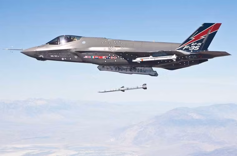 Dẫu cho chịu nhiều điều tiếng trong quá trình phát triển nhưng không thể phủ nhận việc F-35 là một trong những chiến đấu cơ Mỹ nguy hiểm nhất hiện nay. Đây là loại tiêm kích tàng hình đa năng được Lockheed Martin phát triển cho Mỹ và các nước đồng minh. So với F-22, F-35 sử dụng kĩ thuật tàng hình bền bỉ, bảo trì ít tốn kém hơn, chi phí duy trì vòng đời thấp trong khi sở hữu tính năng công nghệ không hề thua kém.