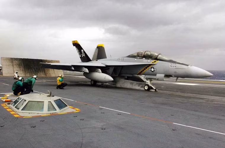 Chiếc tiêm kích hạm được trang bị hệ thống radar mạng pha chủ động AN/APG-79 đem lại nhiều ưu thế trong tác chiến đối không, đối đất, hệ thống chiến tranh điện tử hiện đại, bán kính tác chiến đạt tới hơn 1.000km hoặc xa hơn nữa với máy bay tiếp dầu, khả năng mang vác vũ khí lên tới hơn 8 tấn.