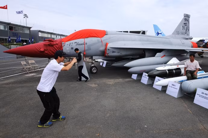 Thần sấm JF-17 Thunder do Pakistan hợp tác với Trung Quốc sản xuất khá "ồn ào" khi dải hàng dài vũ khí bên cạnh tại tại buổi triển lãm.
