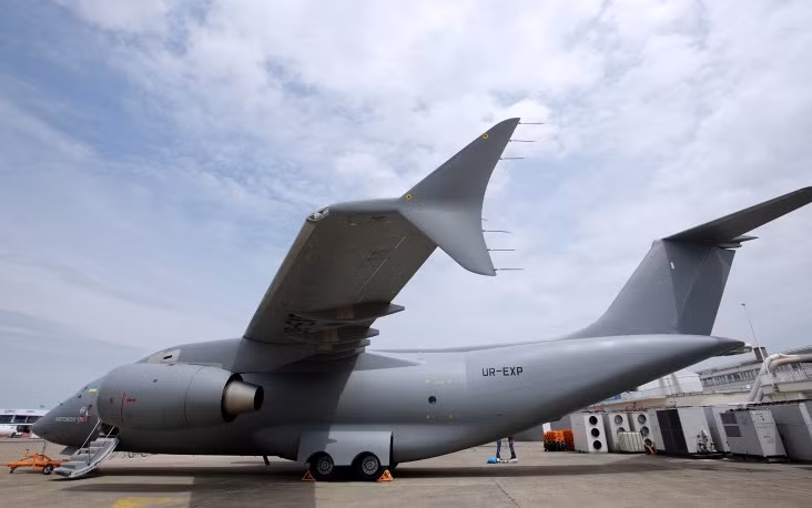 Ukraine tham gia triển lãm hàng không Paris với vận tải cơ Antonov An-148.