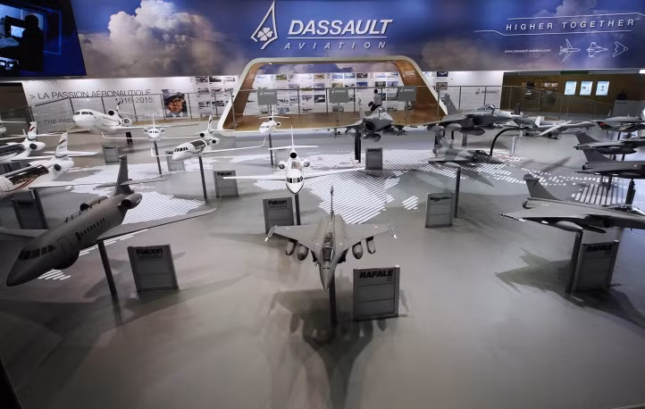 Ngoài ra, hãng Dassault Pháp còn mang một loạt mô hình máy bay tới trưng bày trong nhà triển lãm.