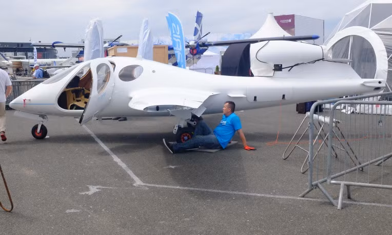 Mẫu máy bay hạng nhẹ 4 chỗ ngồi Flaris LAR 01 của Ba Lan cũng xuất hiện tại buổi triển lãm.
