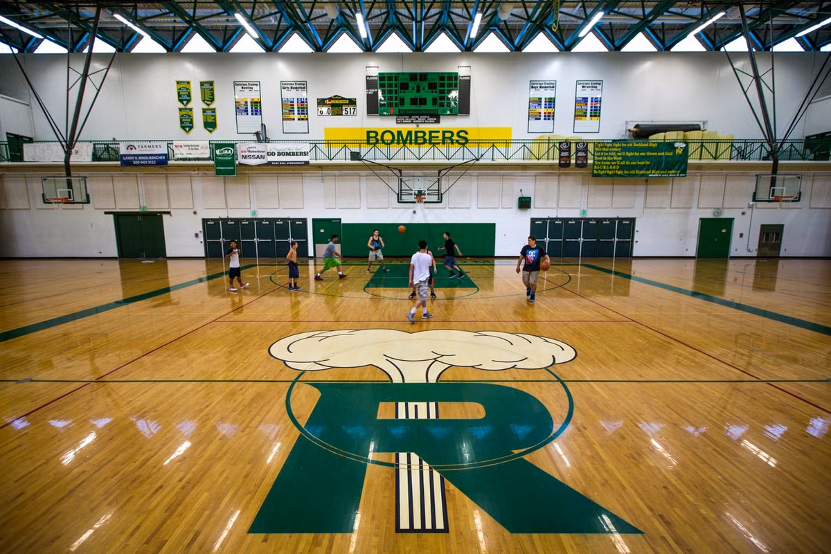 Hình ảnh logo vụ nổ bom hạt nhân được gắn trên Trường Richaland nhằm tôn vinh vai trò của những người ở Richaland trong việc phát triển loại vũ khí này.