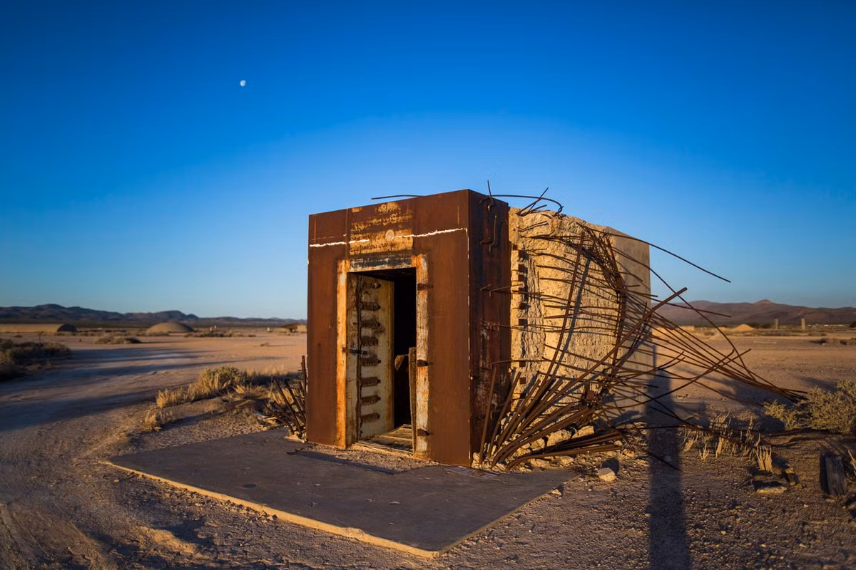 Những cơ sở chế tạo vũ khí hạt nhân đầu tiên của Mỹ nằm ở các khu vực bí mật tại Los Alomos thuộc bang New Mexico và Oak Ridge thuộc bang Tennessee và Hanford của bang Washington. Ảnh: hầm Mosler được xây dựng để đánh giá khả năng tàn phá của vũ khí hạt nhân. Nó đã được thử nghiệm chịu được sức công phá của quả bom nguyên tử công suất 37 kiloton vào năm 1957. Hiện hầm này đang nằm tại khu An ninh quốc gia Nevada Mỹ.