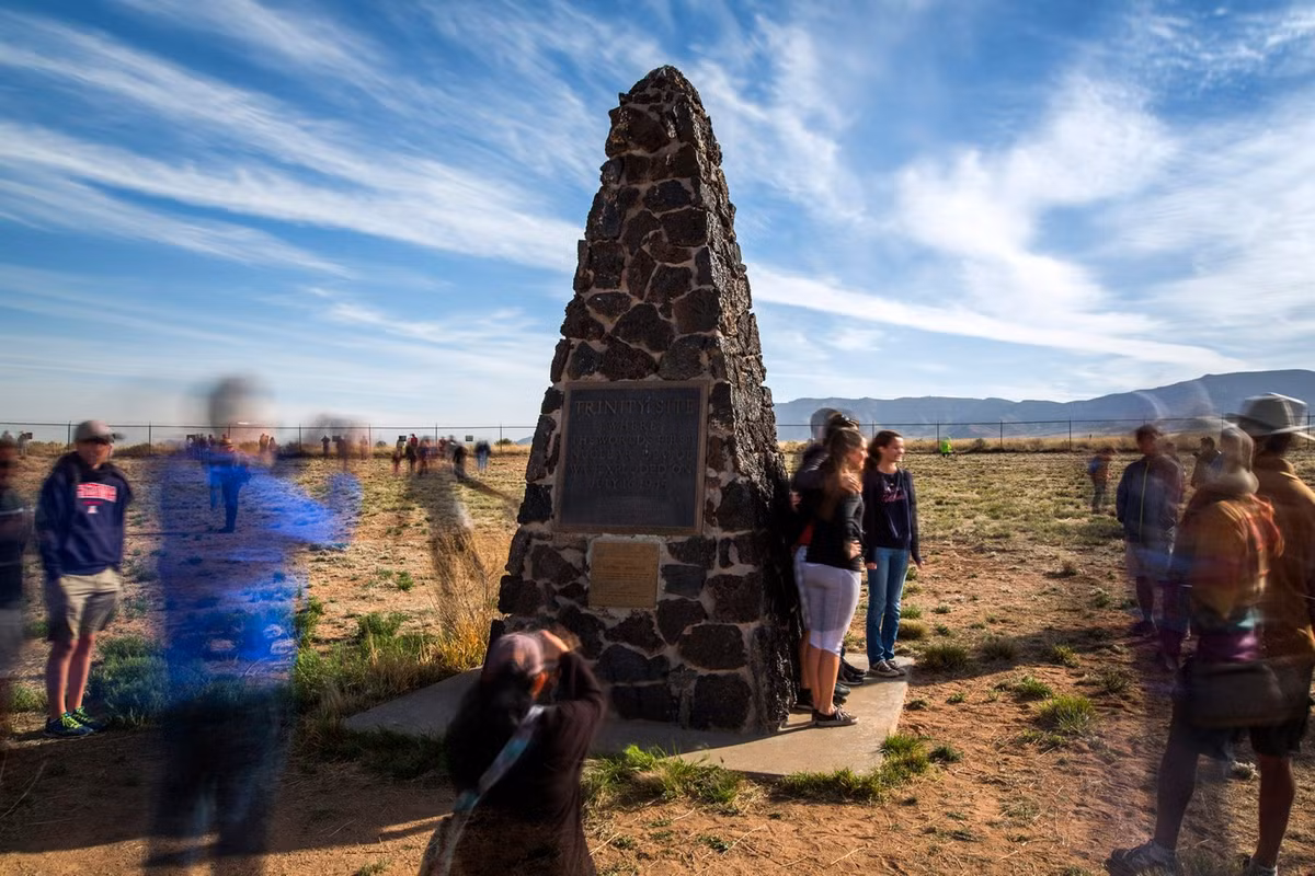 Khu thử nghiệm vũ khí hạt nhân Trinity Mỹ thu hút rất nhiều khách du lịch sau khi Bộ Quốc phòng Mỹ cho phép công chúng tới đây 2 ngày trong một năm. Nơi đây từng được các nhà khoa học thử nghiệm quả bom nguyên tử đầu tiên vào ngày 16/7/1945.
