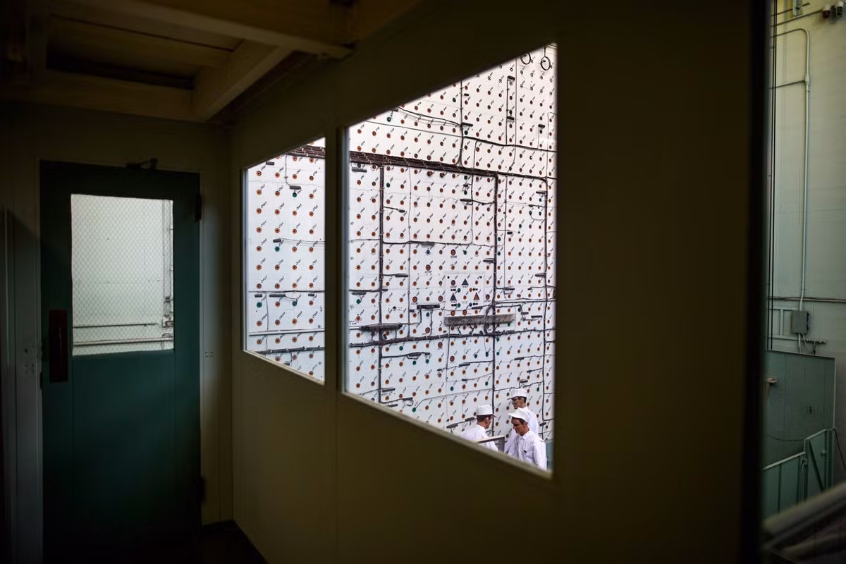 Phòng điều khiển X-10 được nhìn từ bên ngoài cửa sổ.