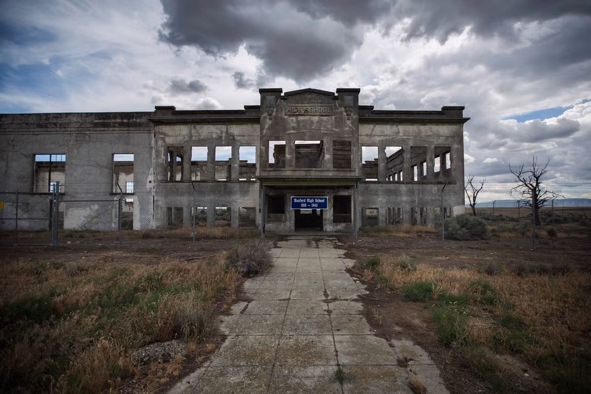 Các khu vực trên đều được Mỹ thiết lập vào thời kỳ Chiến tranh lạnh. Lúc đó Mỹ và Liên Xô đang có cuộc chạy đua khốc liệt về vũ khí, đặc biệt là vũ khí hạt nhân. Ảnh: dấu tích trường cấp 2 Hanford từng là nơi được sử dụng để làm chất plutonium cho vũ khí hạt nhân. Hiện đây là nơi có độ nhiễm xạ hạt nhân nhiều nhất tại khu vực này.