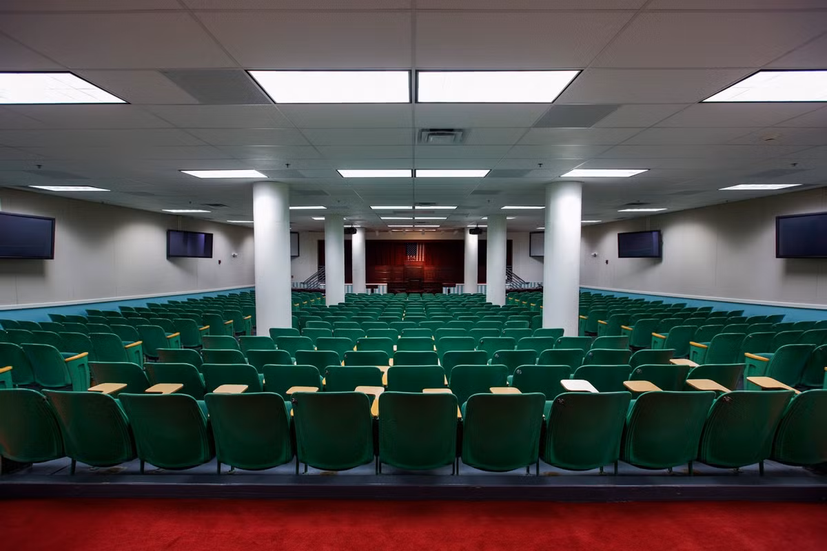 Ngoài các cơ sở nghiên cứu và sản xuất vũ khí hạt nhân, các khu trên còn bao gồm cả các cơ sở để cho các sĩ quan, quan chức cao cấp Mỹ sinh sống và trú ẩn. Ảnh: Căn phòng từng là nơi hội họp của Hạ viện Mỹ trong trường hợp có chiến tranh hạt nhân. Nơi này có đủ giường ngủ, vật tư phục vụ đủ các quan chức hạ viện Mỹ.