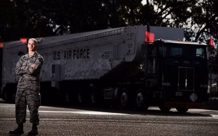 Binh sĩ và xe vận tải tên lửa đạn đạo liên lục địa Minuteman III ở bên ngoài căn cứ không quân Vandenberg của Mỹ. Đây là nơi chuyên thử nghiệm các tên lửa quân sự và không gian của Mỹ.