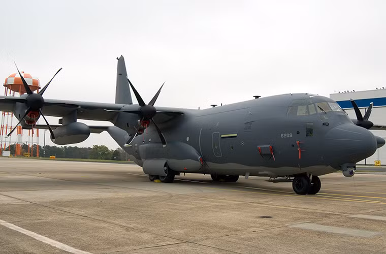 Trong ảnh là một chiếc MC-130J tiền thân của AC-130J vốn được Không quân Mỹ sử dụng làm nền tảng phát triển các biến thể máy bay tác chiến đặc biệt như KC-130J, EC-130J và HC-130J.