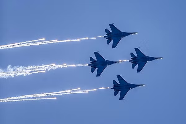 Tham dự cuộc triển lãm có hơn 150 công ty quốc phòng từ 25 quốc gia trên khắp thế giới. Các khách tham quan được chiêm ngưỡng các màn bay tuyệt đẹp của các chiến đấu cơ tối tân của Nga như Su-34, Su-35.