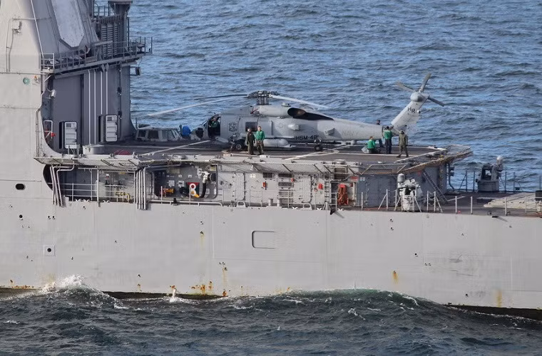 Một chiếc trực thăng SH-60B trên sàn đáp của tàu tuần dương hạm mang tên lửa USS Vicksburg (CG-69) lớp Ticonderoga của Hải quân Mỹ tham gia cuộc tập trận BALTOPS-2015.