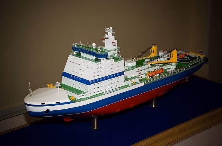 Trong ảnh mô hình tàu phá băng nguyên tử thuộc Project 22.220 của Nga sau khi được hoàn thành, dù có lượng giãn nước lên tới hơn 30.000 tấn nhưng chỉ cần thủy đoàn khoảng 74 người để vận hành.