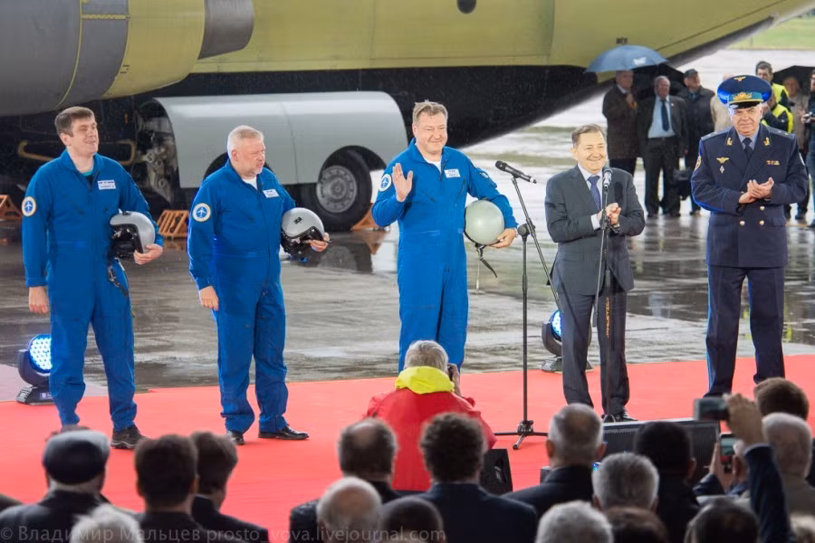 Phi đội bay An-178 vô cùng vui mừng phát biểu cảm tưởng và báo cáo lại kết quả chuyến bay.