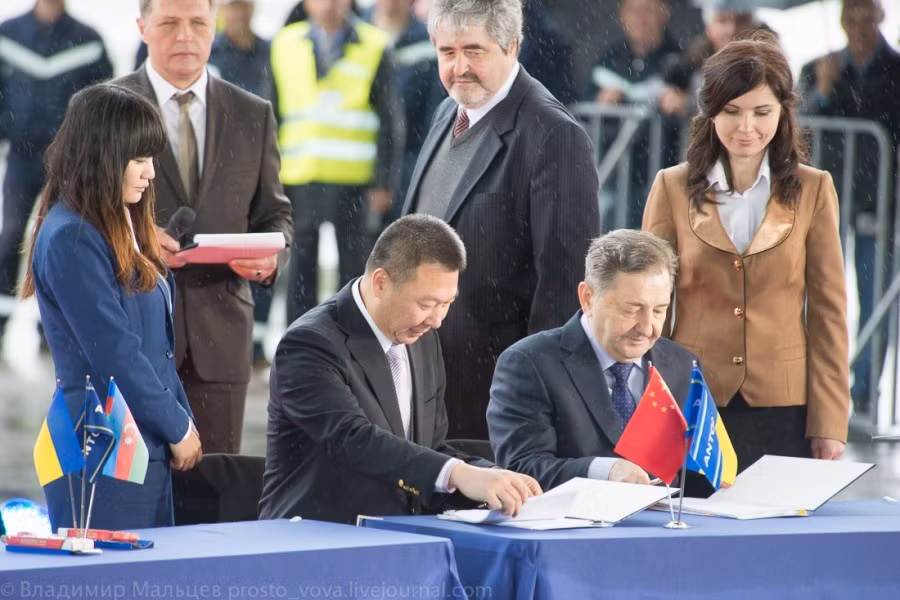 Ngay sau buổi thử nghiệm, phía Antonov Ukraine đã có buổi làm việc với các đối tác khách hàng đến từ Công ty Công nghệ và Vũ trụ trụ sở tại Bắc Kinh, Trung Quốc và hãng hàng không Skyway Airlines của Azerbaijan.