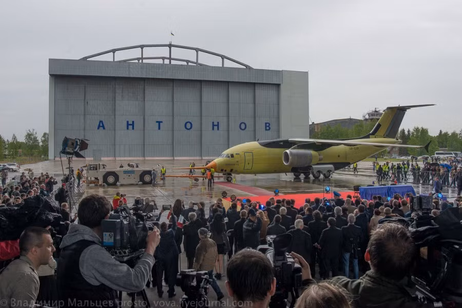 Sau chuyến bay thử nghiệm lần đầu tiên, An-178 được xe kéo lên khán đài để cho công chúng, phóng viên truyền thông chiêm ngưỡng.