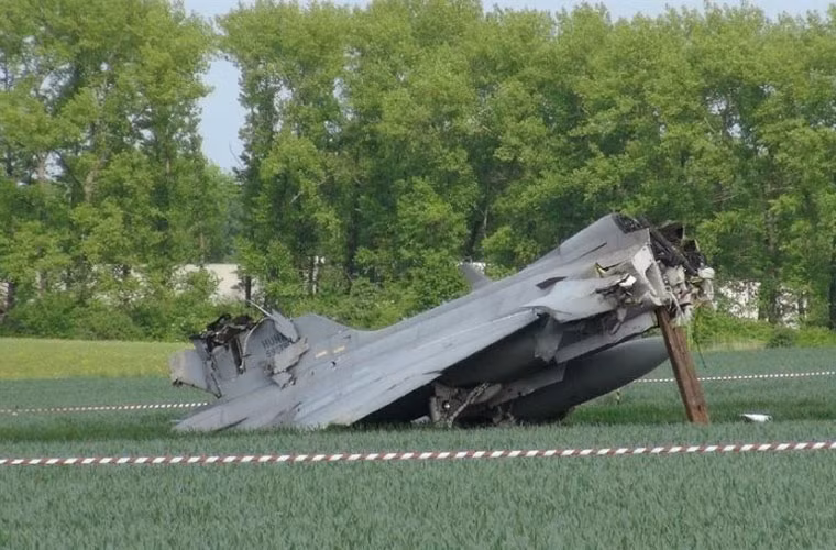 Có thể thấy, vụ tai nạn đã phá hủy hoàn toàn chiếc tiêm kích đa năng JAS-39, phần buồng lái biến mất.