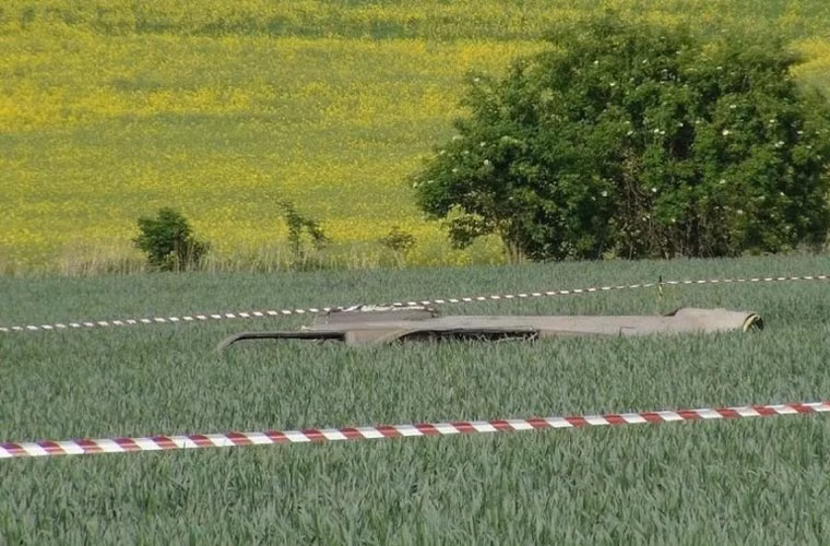 Phát ngôn viên Bộ Quốc phòng Cộng hòa Czech Petr Medek cho biết: "Một máy bay JAS-39 Gripen của Không quân Hungary đã bị rơi ở gần thành phố Caslaw,. Trong khi hạ cánh, chiếc máy bay này – không rõ lý do tại sao – đã chạy khỏi đường băng và lao xuống cánh đồng gần đó".