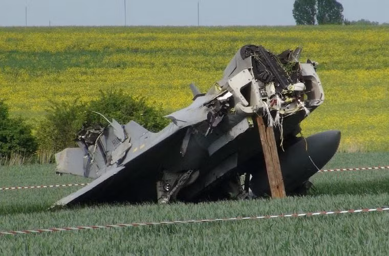 Hien truong may bay JAS-39 Gripen dam dau xuong dong co