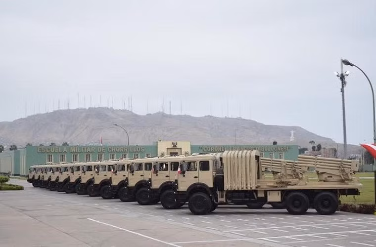 Quân đội Peru đã lựa chọn tổ hợp pháo phản lực Type 90B do Tổng công ty Công nghiệp phương Bắc (NORINCO), Trung Quốc chế tạo thay vì BM-21 do Nga sản xuất trong chương trình mua sắm quốc phòng của nước này vào năm 2014.