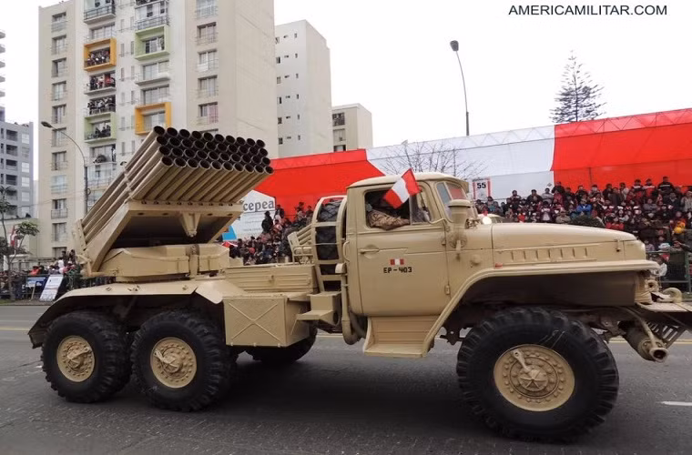 Hiện tại, Quân đội Peru vẫn đang duy trì khoảng 14 tổ hợp pháo phản lực BM-21 122m do Nga chế tạo và chúng sẽ hoạt động song song với các tổ hợp Type 90B.