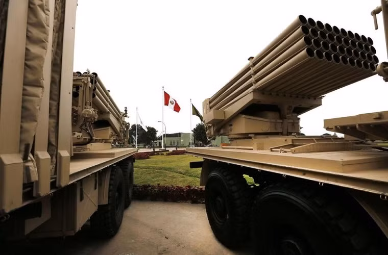 Theo đó Quân đội Peru đã ký kết hợp đồng mua khoảng 40 tổ hợp Type 90B cùng 4.200 đơn vị đạn rocket 122mm. Các tổ hợp này sẽ được biên chế chủ yếu ở miền Nam Peru.