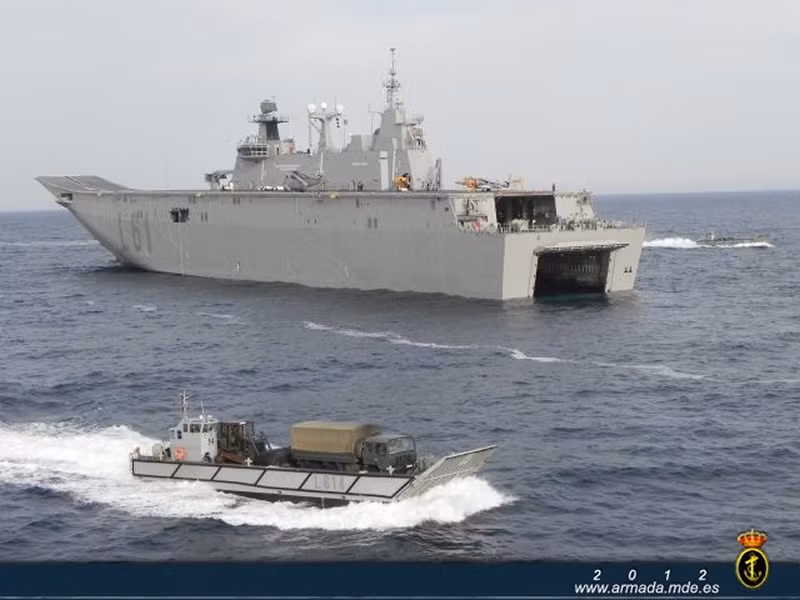 Ngoài ra còn có 4 tàu đổ bộ cơ giới LCM hoặc một thủy phi cơ LCAC dùng cho các hoạt động đổ bộ. Con tàu được xem là chiến hạm có vai trò quan trọng trong Hải quân Tây Ban Nha.