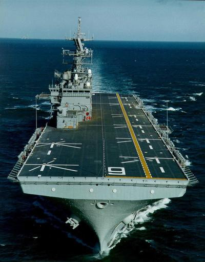 Siêu tàu đổ bộ lớp America có lượng giãn nước toàn tải 44.971 tấn, dài 257m, rộng 32m. Ngoài máy bay, nó có thể chở thêm 1.700 lính thủy đánh bộ, số lính này sẽ được trực thăng vận tải đưa vào bờ trong các chiến dịch đánh chiếm bờ biển, đảo.