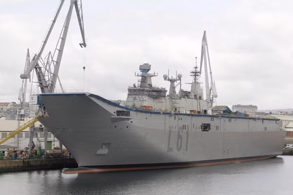 Juan Carlos có thể mang tới 30 máy bay khi sử dụng theo chế độ tàu sân bay. Đồng thời nó còn có khả năng chở 900 lính thủy và 46 xe tăng chiến đấu chủ lực.