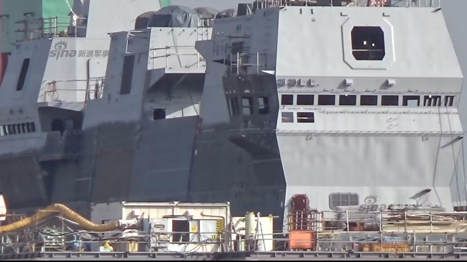 Hiện Izumo là chiến hạm lá cờ đầu trong đội tàu chiến của Nhật Bản. Đây cũng là loại tàu chiến lớn nhất được nước này đóng kể từ sau Chiến tranh thế giới thứ hai với chiều dài 248m, lượng giãn nước gần 20.000 tấn.