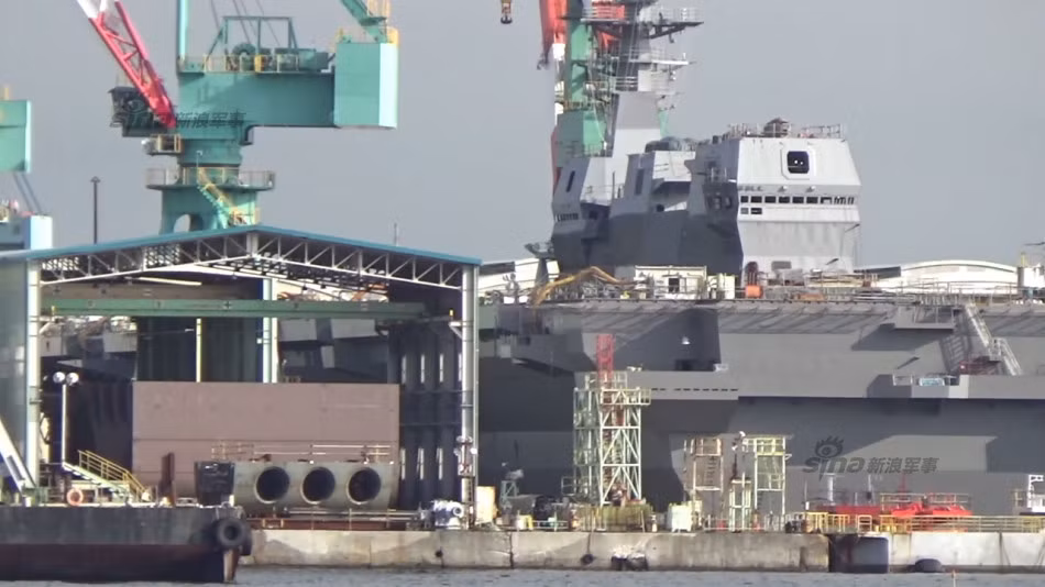 Trước đó vào tháng 3/2015, tàu khu trục chở trực thăng lớp Izumo thứ nhất đã được hạ thủy tại căn cứ hải quân Yokosuka.