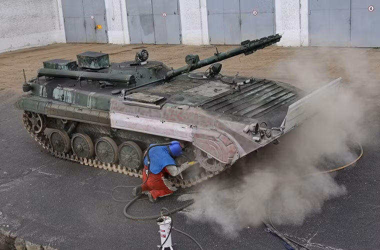 Dựa trên những hình ảnh cho thấy chiếc BMP-1KSh này đã lâu ngày không hoạt động và đang được bảo dưỡng trước khi được niêm cất trở lại.